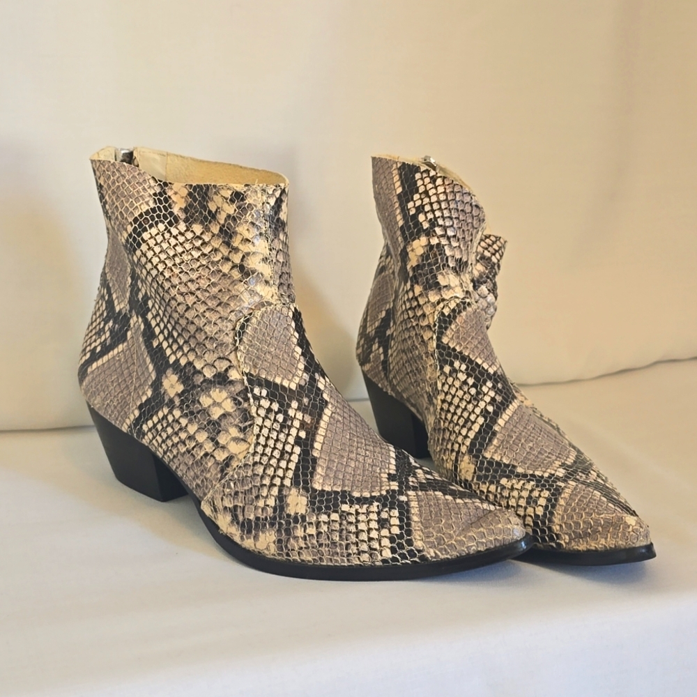 STEVE MADDEN Booties
